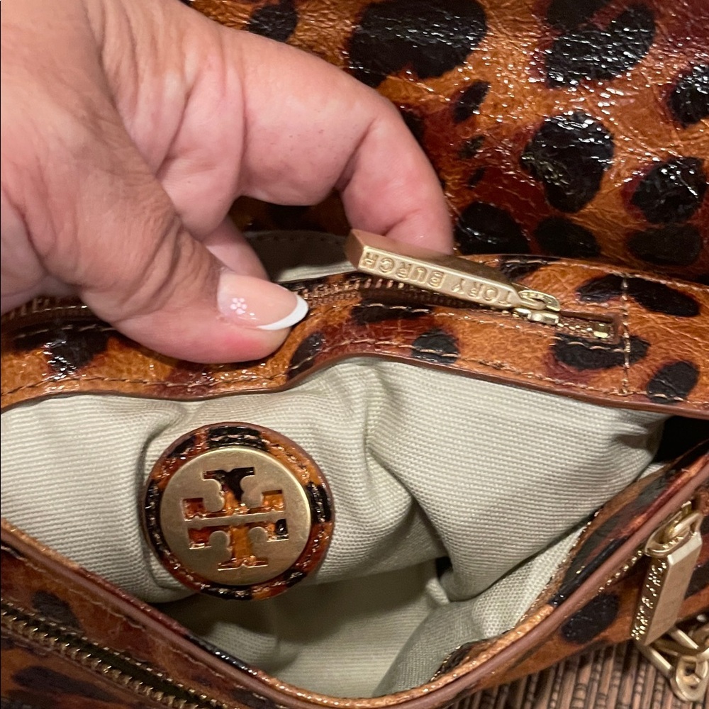 Tory Burch Leopard-Print Patent Leather Shoulder Bag with Gold Logo - Picture 10 of 11